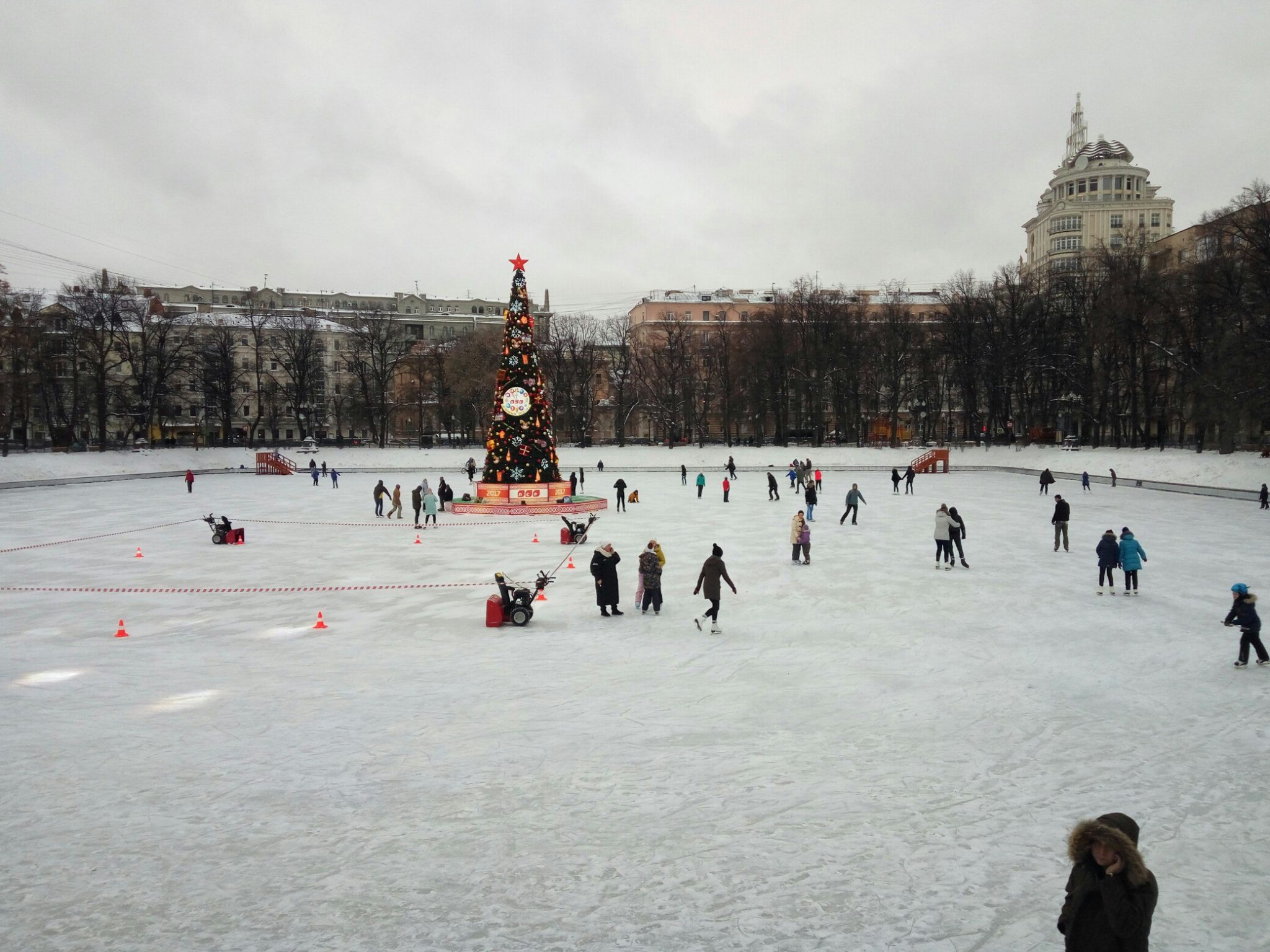 Патриаршие пруды в москве зимой