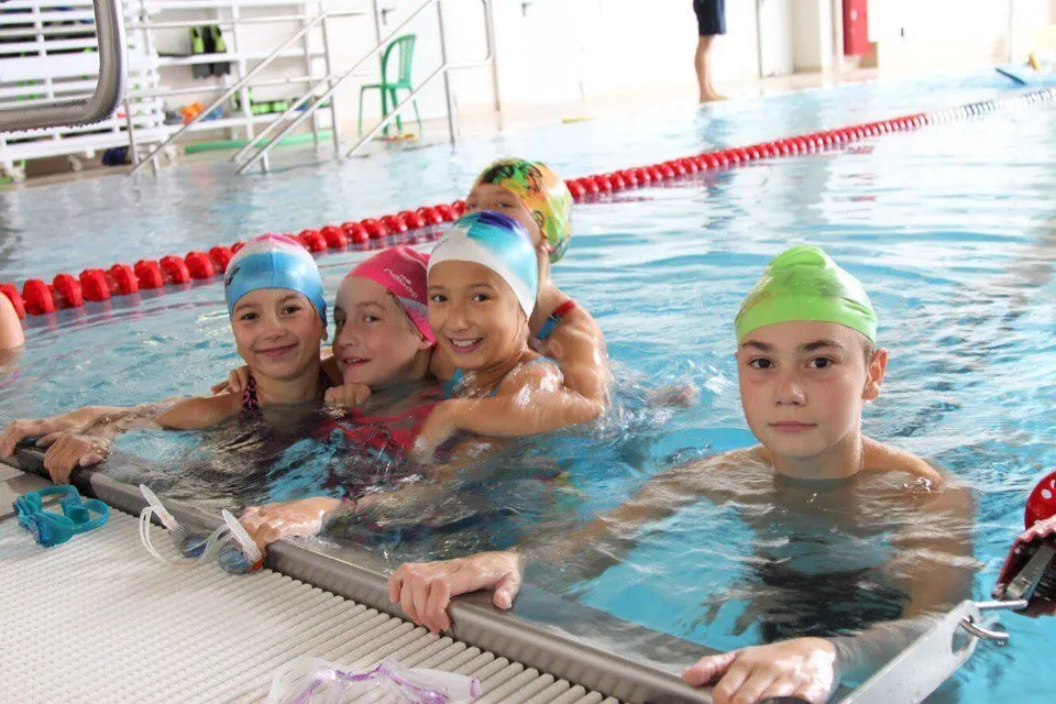 Школа плавания 4. Splash школа плавания. Школа плавания для детей Москва. Плавание для детей СВАО. Школа плавания янтарь.